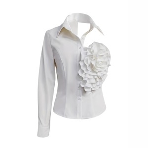 Chemisier blanc asymétrique WY520006 pour <span class=keywords><strong>femme</strong></span> 2026, orné de grandes fleurs 3D, élégant et polyvalent - Product Image 2
