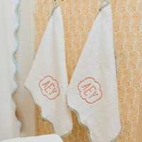 Vente en gros de fabricant Ensemble de serviettes de bain 100% coton de luxe pour hôtel Logo personnalisé Serviette de toilette blanche Logo personnalisé de luxe solide