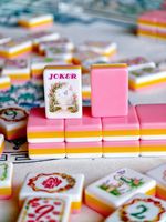 Set Ubin Mahjong Amerika Motif Bunga Pink dengan Alas Pencocokan, Desain Alas Akrilik Empat Lapis, Warna Pencocokan Hasil Gosok Tangan, Hiburan
