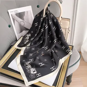 Toptan 2024 özel ipek eşarplar tasarımcı çiçek baskılı 70*70cm mektup Polyester saten eşarp kadınlar için şık