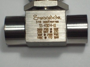 วาล์วบอลสแตนเลส Swagelok รุ่น 40G แบบเกลียวใน NPT, SS-43GF4-LL มือสอง - Product Image 3