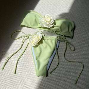 Conjunto de Bikini Brasileño de Dos Piezas con Tirante de Un Hombro, Estampados de Leopardo y Cuadros, Decoración de Flores 3D, Material de Chifón, Talla Grande, en Existencia - Product Image 4