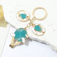 Lot de porte-clés personnalisés en forme de montgolfière bleue, breloques nuage émaillées, anneau en métal doré, souvenir de voyage personnalisé, vente en gros