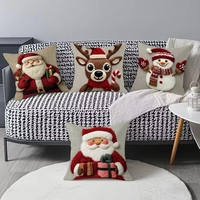 Housse de coussin de Noël nordique personnalisée en peluche 45x45cm, Père Noël avec cadeau, bonhomme de neige, chapeau à rayures rouges, pour la maison