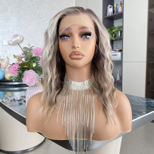 Perruque synthétique ondulée courte 13x6 avec raie au milieu, couleur brun clair avec mèches blondes, à prix abordable - Product Image 4