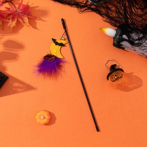 Juguete Interactivo para Gatos de Halloween, Araña de Plástico y Varita con Plumas en Forma de Calabaza - Product Image 3