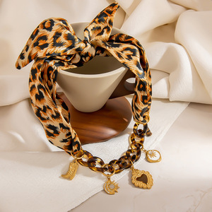 Collar de Aleación de Zinc con Forma de Corazón Estilo Europeo Americano, Cadena de Clavícula con Acrílico, Joyería de Alta Gama, Ligera y de Lujo - Product Image 4