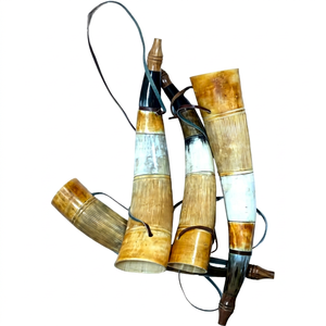 Cornes à boire en corne de buffle écologiques faites à la main, forme naturelle sculptée, art rustique, objet de collection, avec sangle en cuir pour la décoration intérieure - Product Image 1