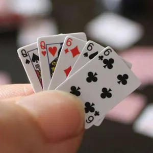 도매 사용자 정의 슈퍼 미니 카드 놀이 카드 미니어처 코팅 작은 포커 카드 데크 세트