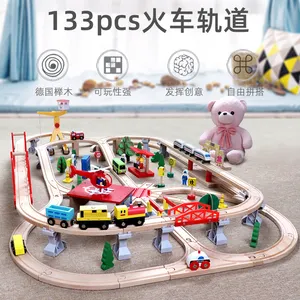 लकड़ी के शैक्षिक 133 पीसी लकड़ी की ट्रेन सेट ट्रेन ट्रैक खिलौने इलेक्ट्रिक ट्रेन सेट बच्चों के लिए रेल कार खिलौना