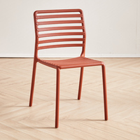 Chaise de salle à manger empilable en plastique PP rayé, chaise de patio extérieure résistante aux intempéries pour restaurant, hôtel et jardin (usage intensif)
