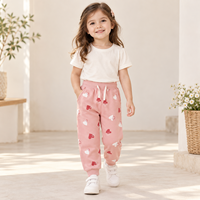 Celana Jogger Anak Perempuan Motif Hati Warna Dusty Pink dengan Ikat Pinggang Putih, Saku Samping, dan Manset untuk Pesanan Grosir dan Kustom Celana Anak Perempuan