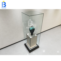 Vitrine autoportante haute en verre trempé avec base et éclairage LED pour vases anciens et objets de musée