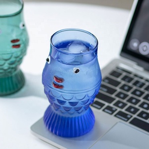 可愛い飲料タンブラー、漫画風手吹き透明ピンクブルーグリーンカラーの3D魚型高ホウケイ酸ガラス製水飲みカップ - Product Image 6