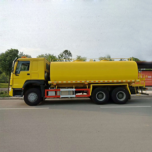 Camion-citerne Sinotruk HOWO 6x4 371 ch avec moteur diesel, réservoir d'eau de 20 m3, transmission manuelle, norme d'émission Euro 2 et vitesse de 90 km/h - Product Image 2