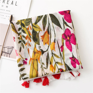 Venta al por mayor <span class=keywords><strong>2020</strong></span> gran oferta bufanda con estampado tropical moda acogedora hoja verde y rojo estampado floral borla bufanda de algodón de gran tamaño - Product Image 6