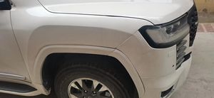 ชุดแต่งรถยนต์ขายดีสำหรับแลนด์ครุยเซอร์ 200 ปี 2008-2015 อัพเกรดสไตล์ LC300 ฝากระโปรงเหล็ก ไฟหน้า LED แบบเสียบใช้งานได้ทันที ไม่ต้องตัด - Product Image 3