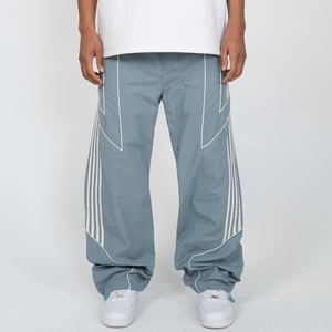 Pantalon de survêtement parachute ajustable à l'ourlet, style Gorpcore Streetwear, esthétique Y2K, avec bandes latérales Motorsport du fabricant - Product Image 1