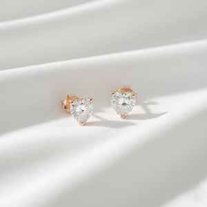 Pendientes de Diamantes Solitarios en Forma de Corazón, Cultivados en Laboratorio, Certificados en Oro de 14 Quilates - Product Image 3