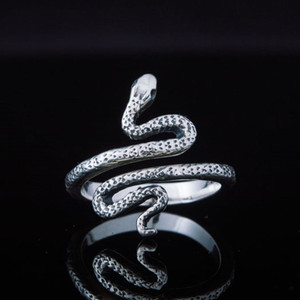 Anello da Donna con Farfalla in Zirconi Micro Pave, Design Classico Unico, Gioiello da Dito Impilabile per Uso Quotidiano, Regalo Versatile - Product Image 1