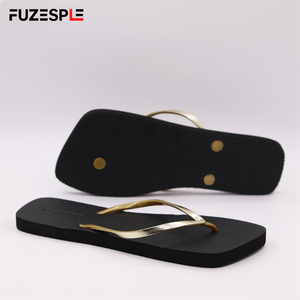 Sandalias <span class=keywords><strong>minimalistas</strong></span> negras con logotipo en relieve sólido al por mayor, <span class=keywords><strong>chanclas</strong></span> con diseño de correa en T doradas llamativas, <span class=keywords><strong>chanclas</strong></span> para <span class=keywords><strong>mujer</strong></span> - Product Image 2