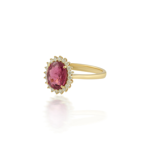 Bague en or jaune multi-pierres avec rubellite taille ovale et diamants. Offrez-vous une élégance intemporelle avec cette exquise bague multi-pierres. - Product Image 5