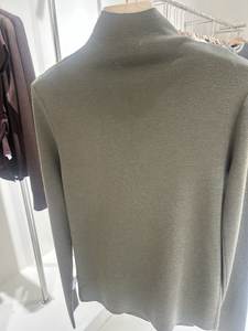 Pull en laine mérinos artisanal luxueux avec mélange de laine confortable et détails complexes" - Product Image 3