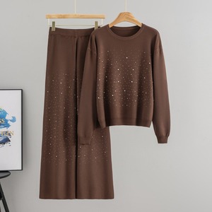 Completo Set 2 Pezzi Lavorato a Maglia Autunno Inverno 2026 Marrone Cioccolato con Maglione Stella Strass e Pantaloni a Gamba Larga da Donna - Vendita all'Ingrosso - Product Image 2