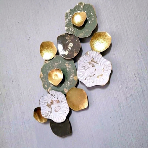Sculpture murale abstraite en disques métalliques superposés |   Assiette murale ronde en métal doré et vert, motif lotus, artisanale, pour décoration intérieure de luxe - Product Image 1