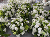 Centre de table personnalisé élégant en forme de fleur de lys Calla, 65 cm, boule de fleurs vertes et blanches