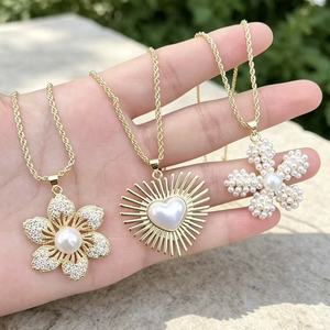 Collares al por mayor chapados en oro de 18 quilates con cadena de cuerda, colgantes de flor de diamantes de imitación, sol, corazón, perla y cruz - Product Image 4