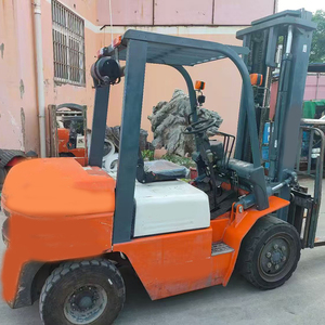 Empilhadeira Pequena de 1,5 Toneladas com Mastro de Três Estágios para Uso Externo, Movida a Diesel, Capacidade de 2 Toneladas, Personalizável - Product Image 2