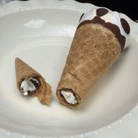 Cornets de crème glacée au chocolat, dessert glacé croustillant pour l'été, fournis directement par l'usine