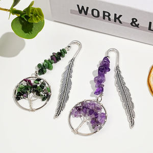 Venta al por mayor de Crystal StoneGlow: Marcapáginas de cristal natural hecho a mano de alta calidad con árbol de la vida, pluma, ojo de tigre y fresa. - Product Image 4