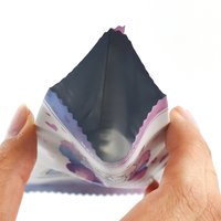 Sachets Mylar thermoscellés personnalisés imprimés et laminés pour protège-cartes de jeu, emballage en feuille pour cartes à collectionner