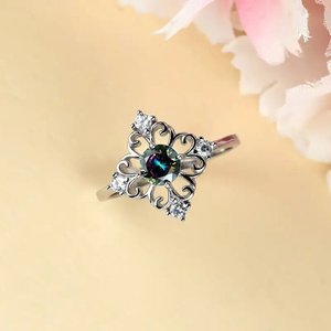 Anello di Lusso con Corona in Pizzo per Donne, Anello Vintage Traforato Stile Regina - Product Image 5