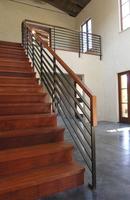 Escalier à poutres en acier au carbone sur mesure de style moderne Prima Factory pour maison et villa contemporaines