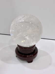 Grande Sfera di Cristallo di Quarzo Naturale Trasparente da 120mm con Inclusioni Arcobaleno, Pietra Curativa per Feng Shui e Arredamento Casa, 2kg - Product Image 2