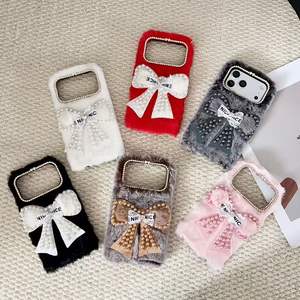 Funda de teléfono de piel de felpa de leopardo para iPhone con soporte para lente de cámara y funda de invierno suave y cálida con pompón peludo para niñas - Product Image 5