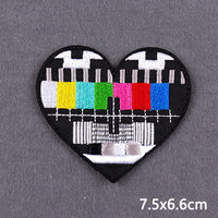 Écussons Brodés en Gros Cœur Lettre Fleur Appliqué Personnalisé Logo Brodé Thermocollant pour Vêtements