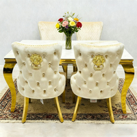 Table de salle à manger de luxe en acier inoxydable avec plateau en verre trempé de haute qualité et finition dorée, assemblée pour la maison ou le bar