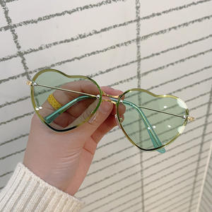 Nuevo Cute PC UV400 Marco de metal Diseño de corazón Gafas de sol Candy Mujeres Unisex Azul Oro Verde Amor Forma de corazón Damas Caballeros - Product Image 2