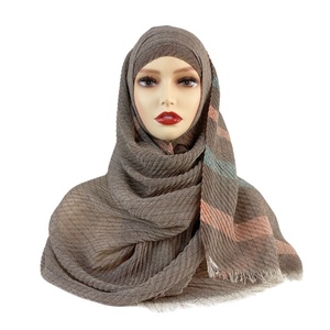 Tendance 2025 MANIN Foulards, châles et hijabs pour femmes en coton respirant, longs, rayés, en organza plissé avec fils de satin chatoyants - Product Image 5