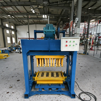 La machine de fabrication de briques semi-automatique 4-40 est utilisée pour la production de divers types de briques.