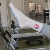 Chaussettes de sport pour femmes en coton compressif, antidérapantes, avec logo brodé, design fuzzy, personnalisées, pour yoga et pilates