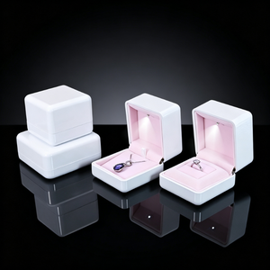 Caja de Embalaje de Joyería Personalizable con Logotipo LED, de Cuero PU Ecológico y Moderno, para Guardar Pulseras, Colgantes, Collares y Anillos - Product Image 3