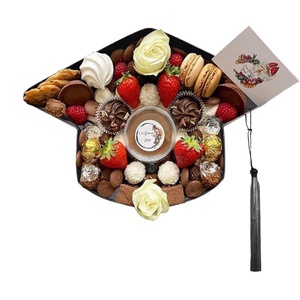 Boîte en forme de toque de remise de diplôme 2026 pour fraises enrobées de chocolat, plateau de charcuterie et friandises - Product Image 3