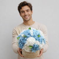 Bouquet éternel naturel pour la décoration de mariage, de bureau à domicile ou d'hôtel, fleurs d'hortensia préservées bleues et blanches dans un vase en travertin