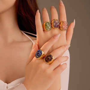 Vente en gros d'anneaux en acier inoxydable avec des éclats de cristaux naturels incrustés, pierres précieuses, anneaux en gravier de cristal de guérison <span class=keywords><strong>pour</strong></span> femmes - Product Image 2