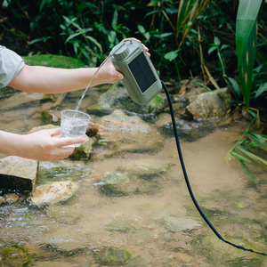 เครื่องกรองน้ำไฟฟ้าแบบพกพาสำหรับใช้งานกลางแจ้ง พร้อมระบบกรอง 5 ขั้นตอน ใช้พลังงานแบตเตอรี่ มีไฟฉายและไฟ SOS รองรับพลังงานแสงอาทิตย์ - Product Image 2